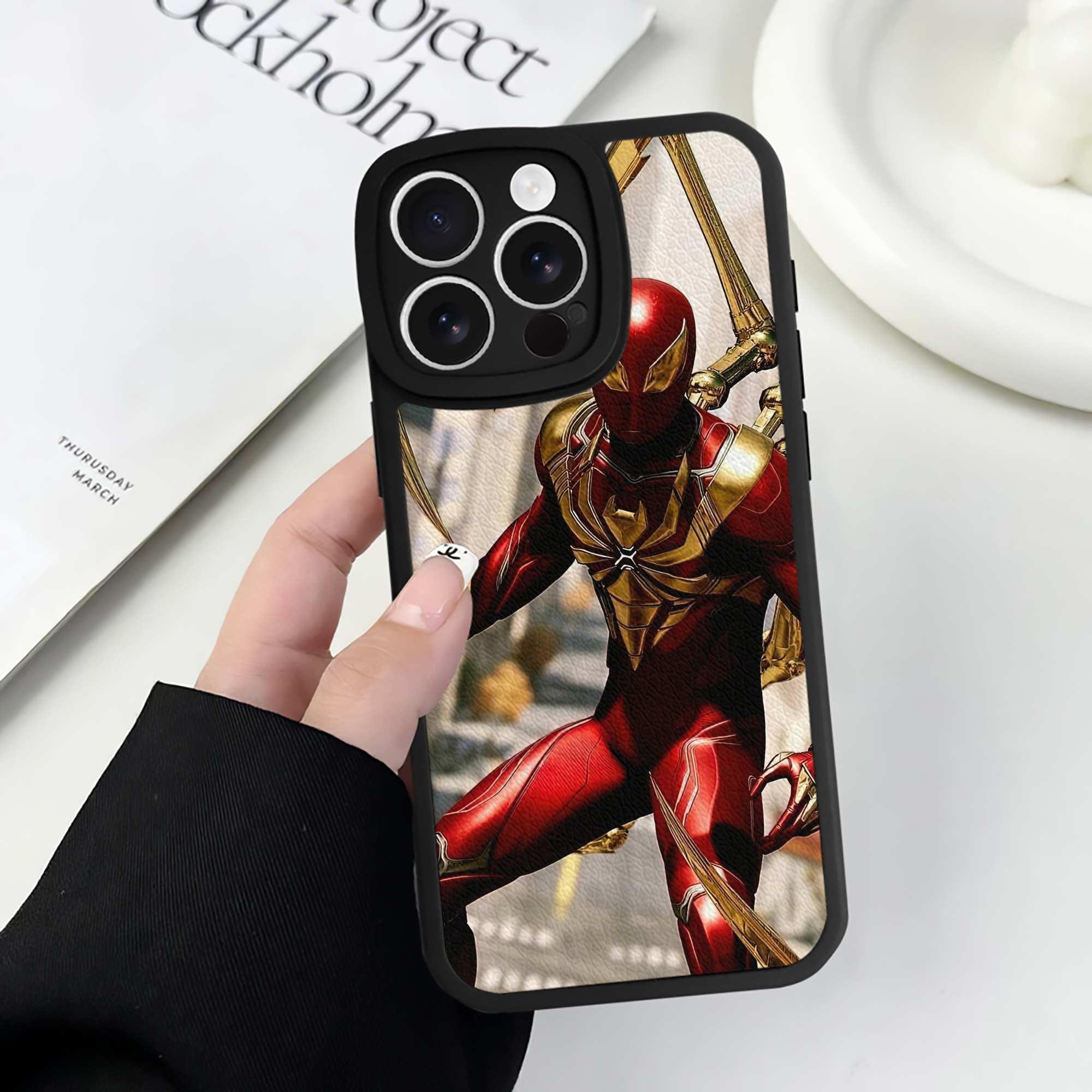 Spider Man スパイダーマン 【iPhone 16シリーズ対応】シリコンスマホケース（レザー調） 材質：シリコン